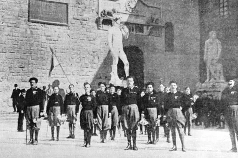 Mussolini's quasiparamilitary Black Shirts.